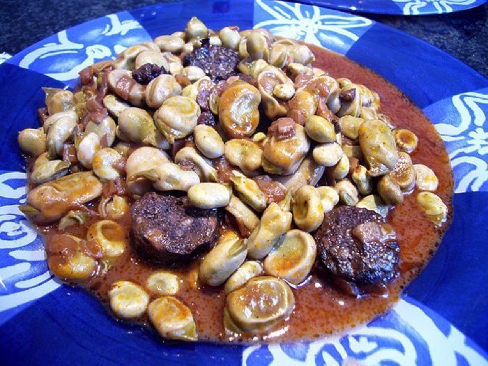 Habas a la catalana, uno de los platos que no puedes perderte en los restaurantes en Barcelona