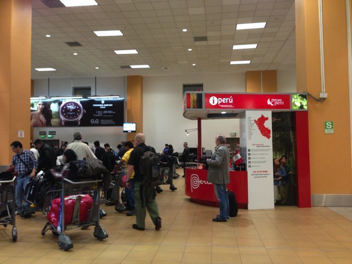 Taquillas de Claro en el aeropuerto de Lima