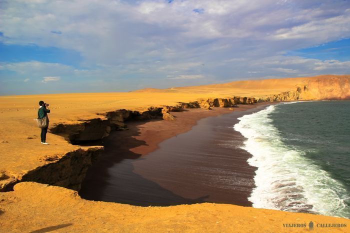 Playa Roja en la Reserva de Paracas