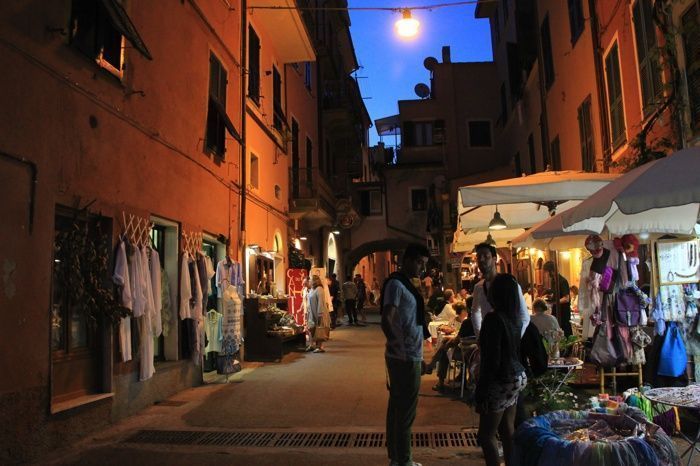 Cae la noche en Monterosso