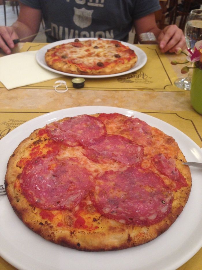 Cenando pizza en Pisa