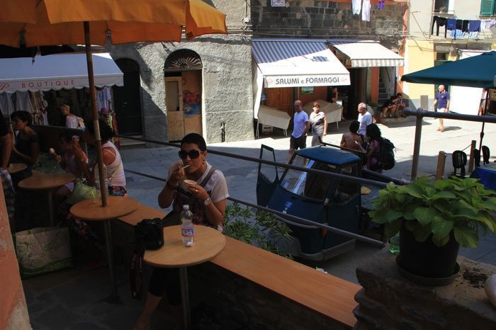 Refrescándonos con un helado en Vernazza
