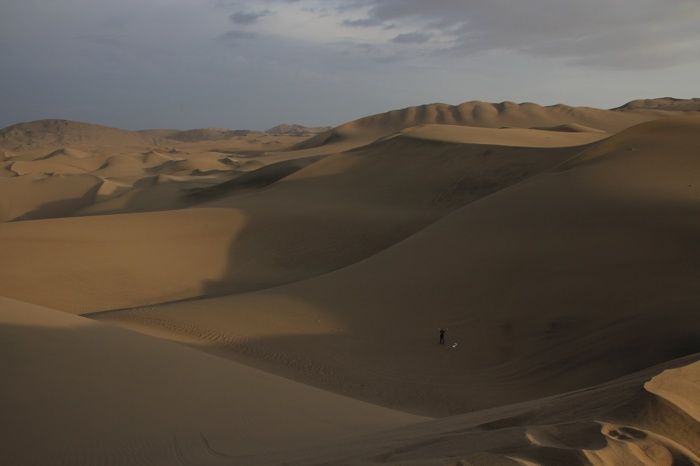 Roger entre las dunas después de tirarse desde arriba haciendo sandboard