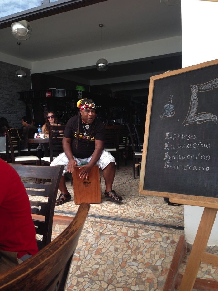Música en directo mientras comemos en Paracas