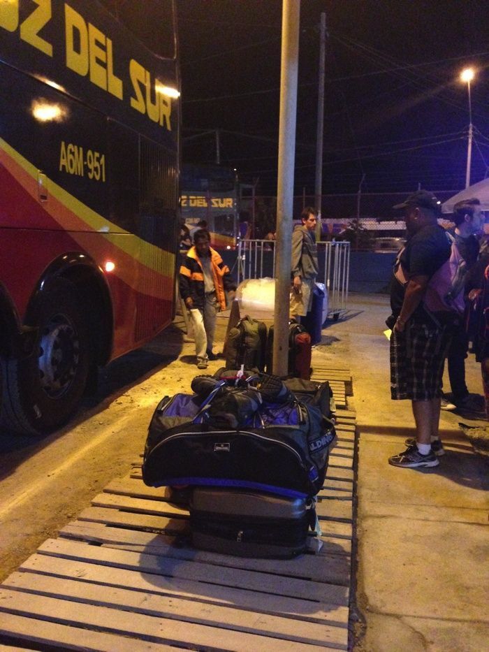 A punto de facturar nuestras maletas en el autobús nocturno de Nazca a Arequipa