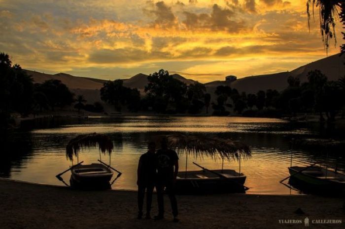 Increíble atardecer en el Oasis de Huacachina