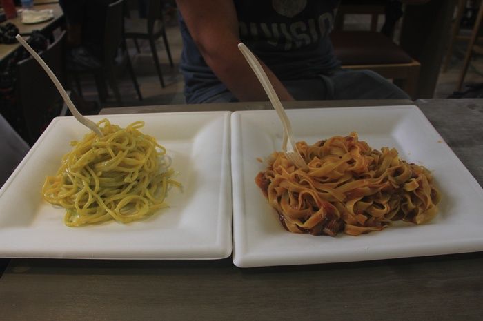 Comiendo pasta casera en el Mercado Central de Florencia