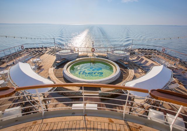 Vistas de las piscinas de un crucero. Fotografía de www.cruceros.com