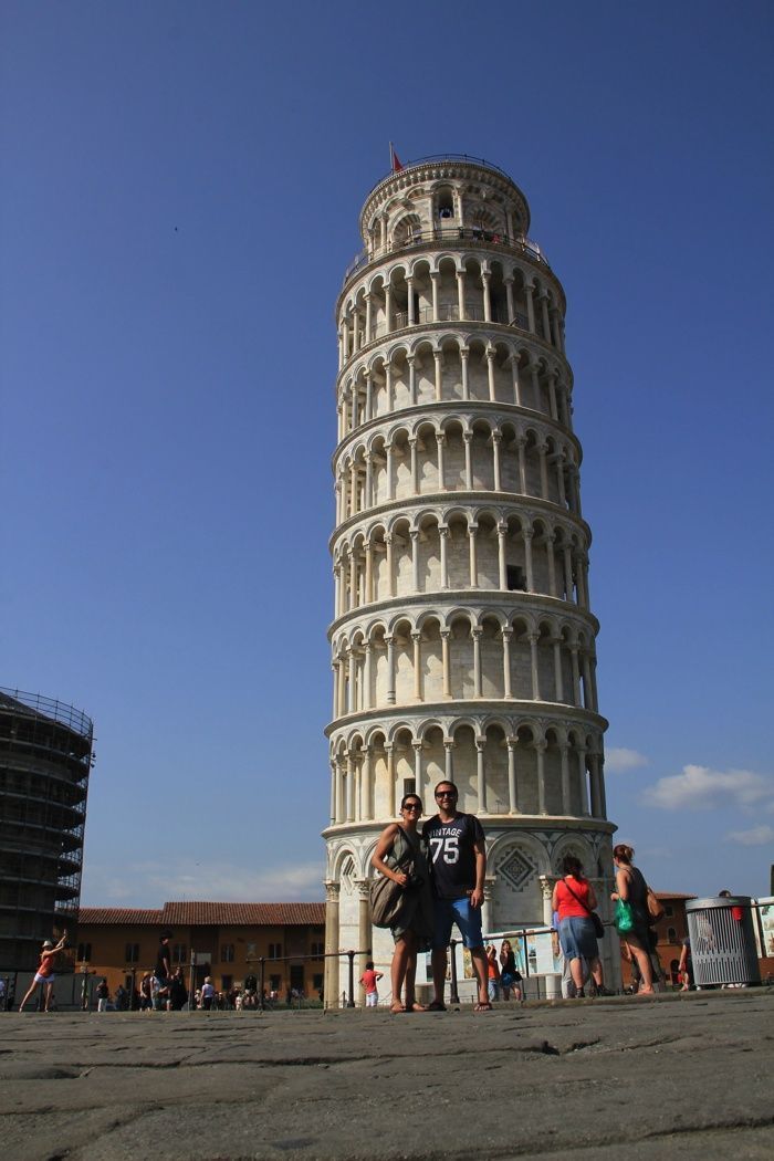 Posando en la Torre de Pisa después de que nos hayan cancelado el vuelo de vuelta