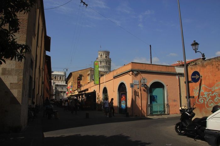 La Torre de Pisa al fondo, asomando entre los edificios