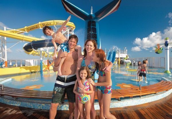 Vacaciones en familia. Vistas de las piscinas de un crucero. Fotografía de www.cruceros.com