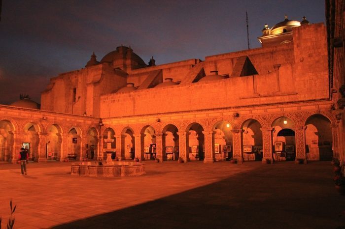 Claustro de la Compañía. Arequipa en un día