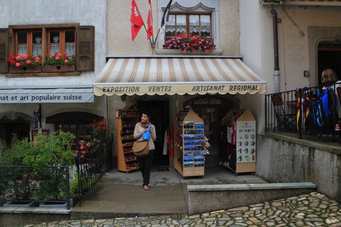 Haciendo algunas compras en Gruyères