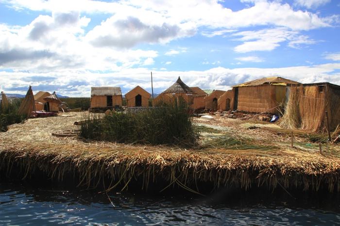 Detalles de las islas Uros de camino a otra isla para tomar un mate triple
