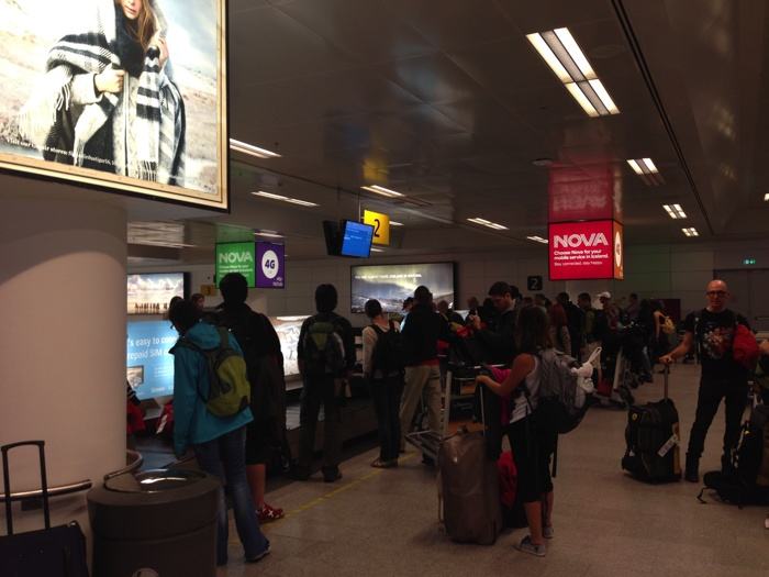 Esperando nuestras maletas en el Aeropuerto de Keflavík