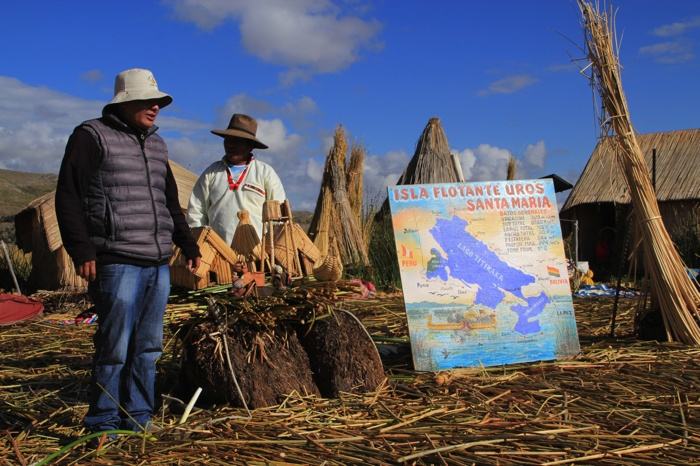 Explicaciones del alcalde de la isla sobre sus costumbres, cultura...