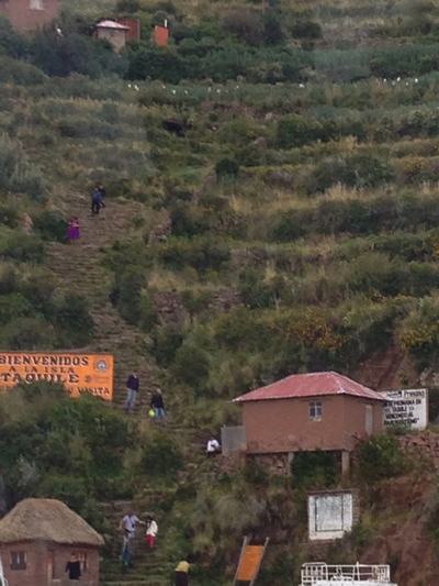 Escaleras para llegar a la Isla de Taquile