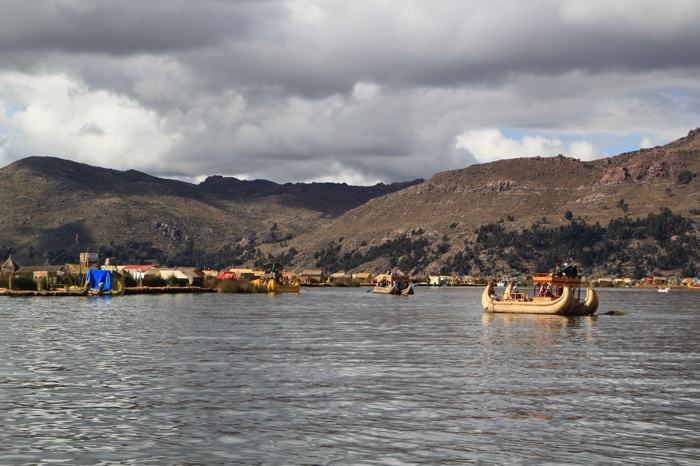 Llegando a las islas Uros en el Lago Titicaca