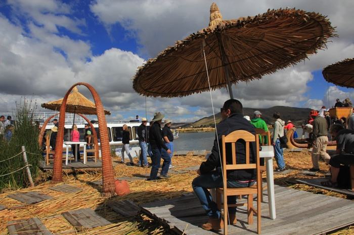 Tomando un mate triple en una de las islas uros más comerciales