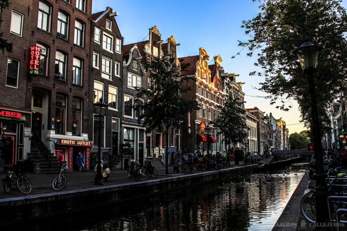 Canales en el Barrio Rojo de Ámsterdam