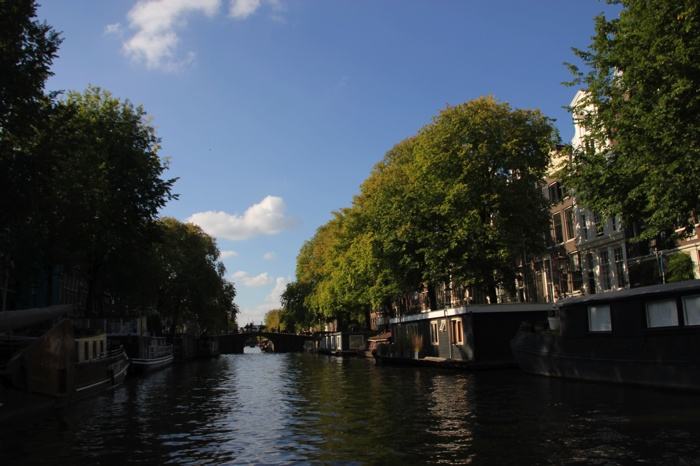 Casas flotantes desde el crucero por los canales de Ámsterdam