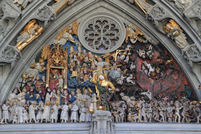 Detalles del portal principal de la Catedral. Berna en un día