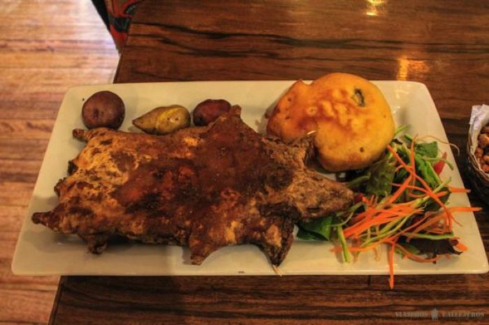 Comiendo cuy en Cuzco