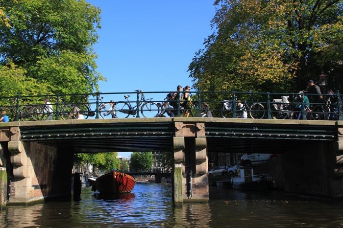 Cruzando los canales de la ciudad