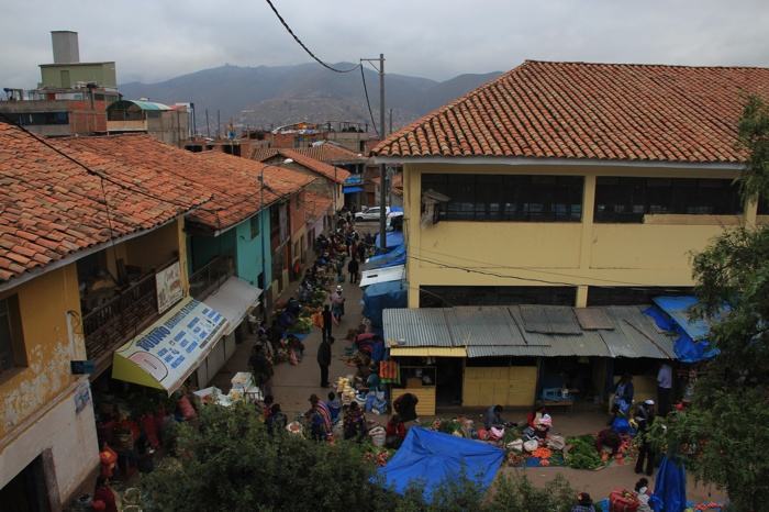 Mercado de Rosaspata esperando la combi que nos lleve a Tambomachay