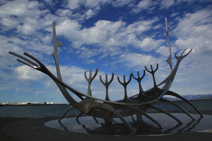 Escultura de la Nave del Sol en Reikiavik