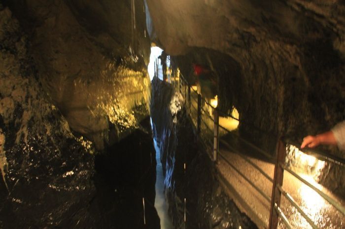 Interior de la montaña por la que cae la cascada Trümmelbachfälle