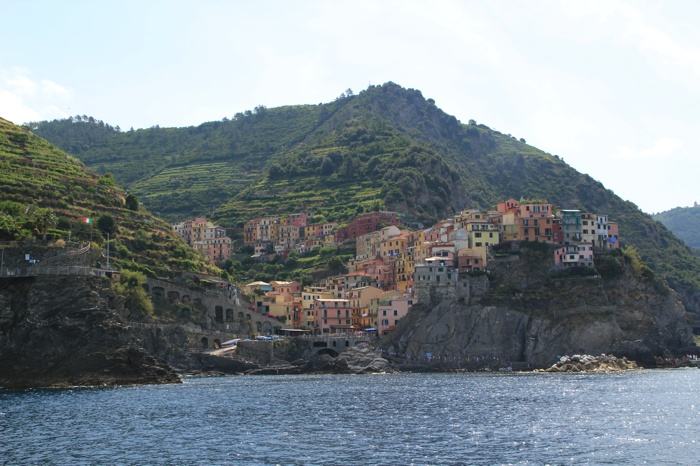 Manarola desde el mar en el barco por Cinque Terre