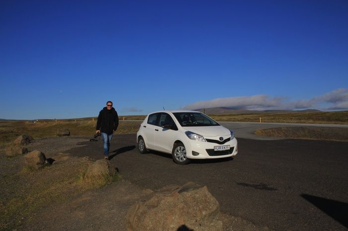Parada con nuestro coche de alquiler en el Lago Pingvallavatn