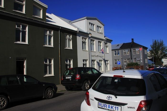 Guesthouse Aurora (edificio blanco). Hoteles en Islandia