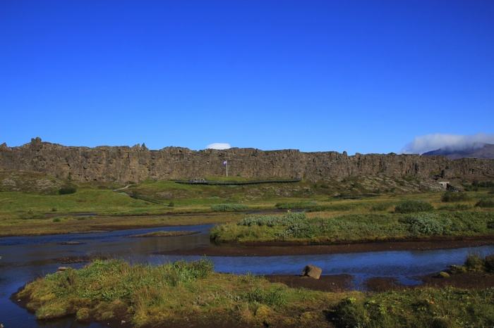 Bandera de Islandia al fondo del paisaje