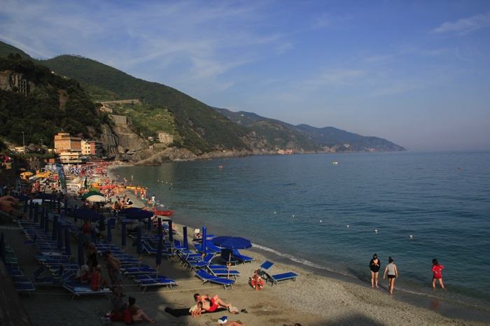 Paseando por la playa de Monterosso, con los pueblos de Cinque Terre al fondo
