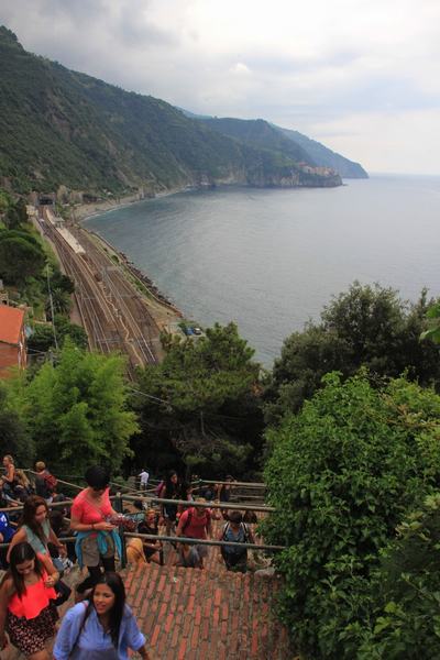 Subiendo las escaleras que nos llevarán a Corniglia, con Manarola al fondo