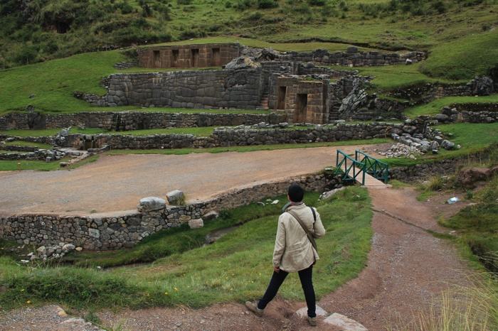 Pila ceremonial de piedra en Tambomachay desde otra zona del recinto