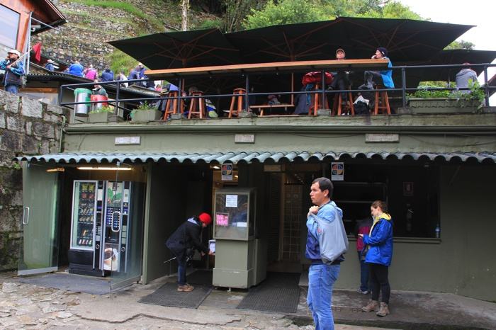 Comiendo en el único restaurante/bar, que no sea el hotel, fuera del recinto de Machu Picchu