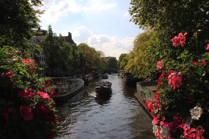 Flores en los canales de Ámsterdam
