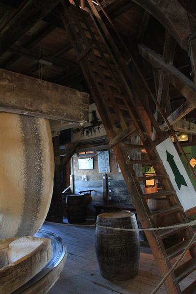 Interior del molino de los pigmentos en nuestra visita a Zaanse Schans