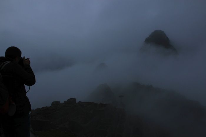 La ciudad de Machu Picchu escondida tras la niebla