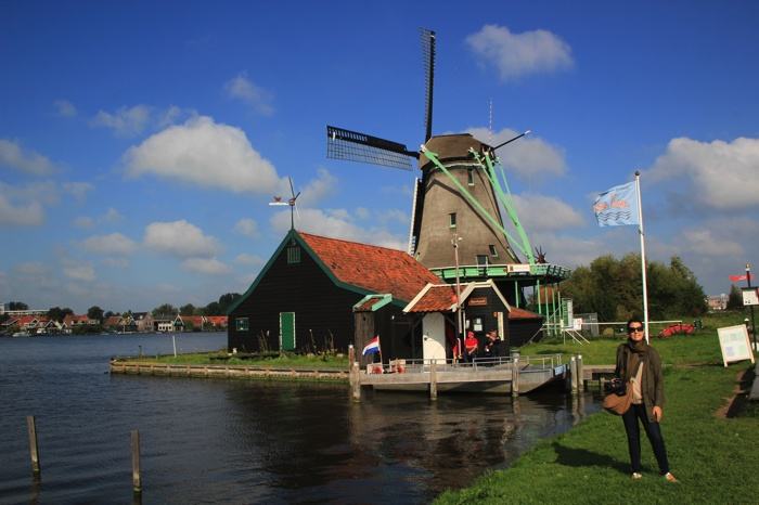 Frente a uno de los molinos de Zaanse Schans