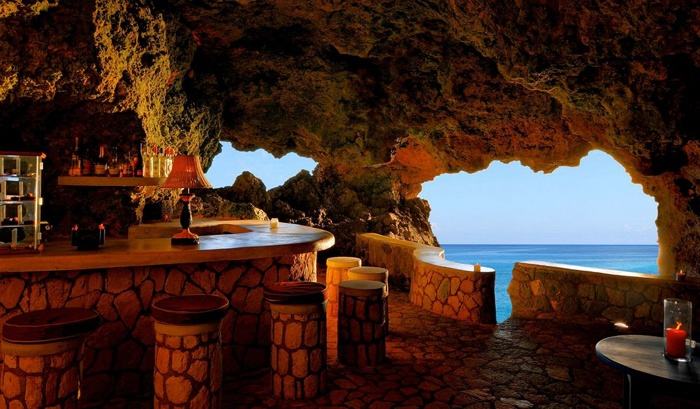 Bar en una cueva caliza. The Caves Resort