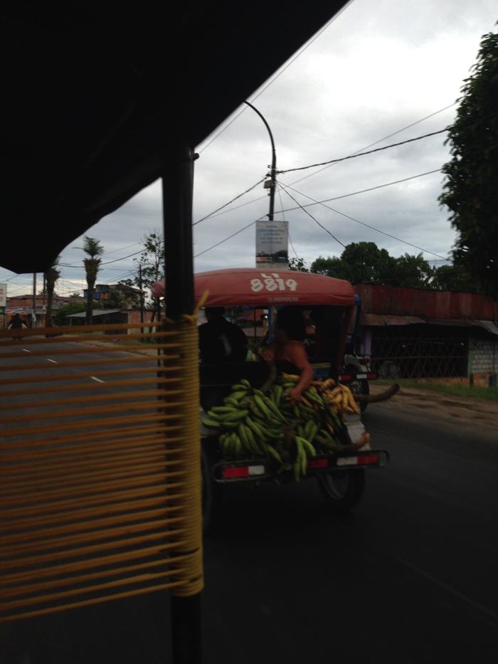 Camino del aeropuerto de Iquitos en moto taxi