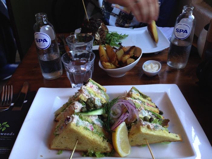 Comiendo en Green Woods