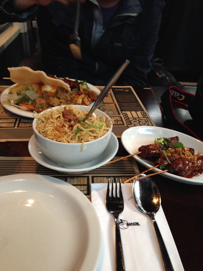 Comiendo en un restaurante Indonesio en Ámsterdam