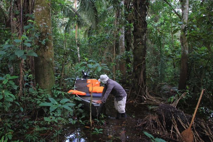 Aparcando la canoa para empezar la caminata por la selva amazónica