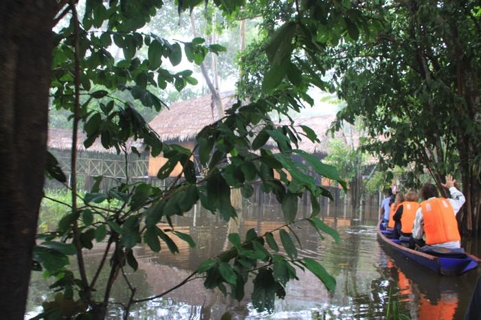 Empieza a llover cuando llegamos al Muyuna Lodge