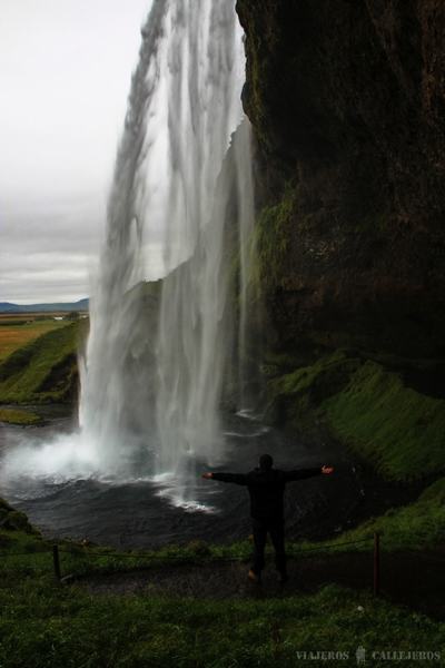 Vistas desde el camino que bordea el interior de Seljalandfoss